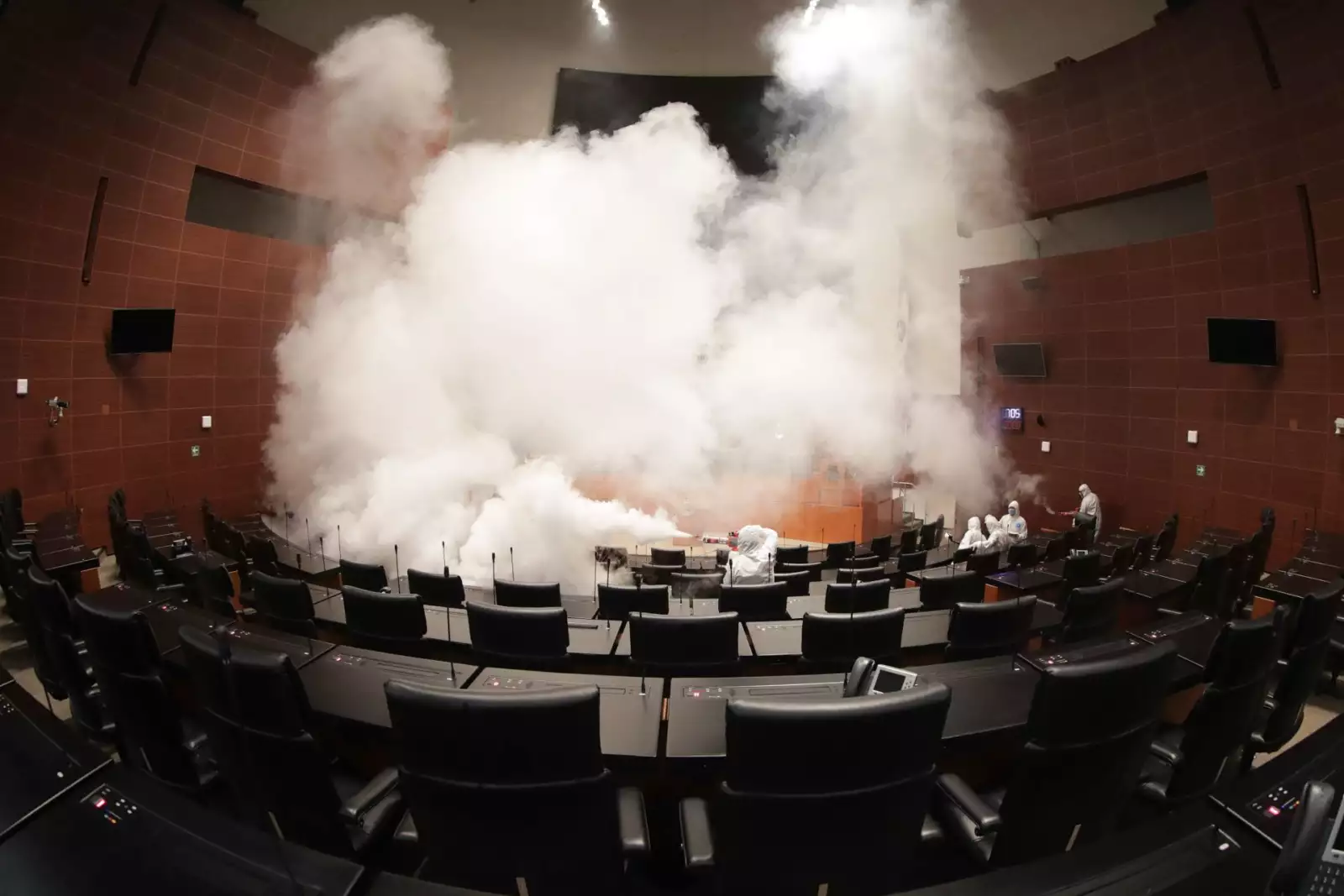 Trabajadores especializados realizaron un proceso de sanitización en el salón de plenos del Senado de la República