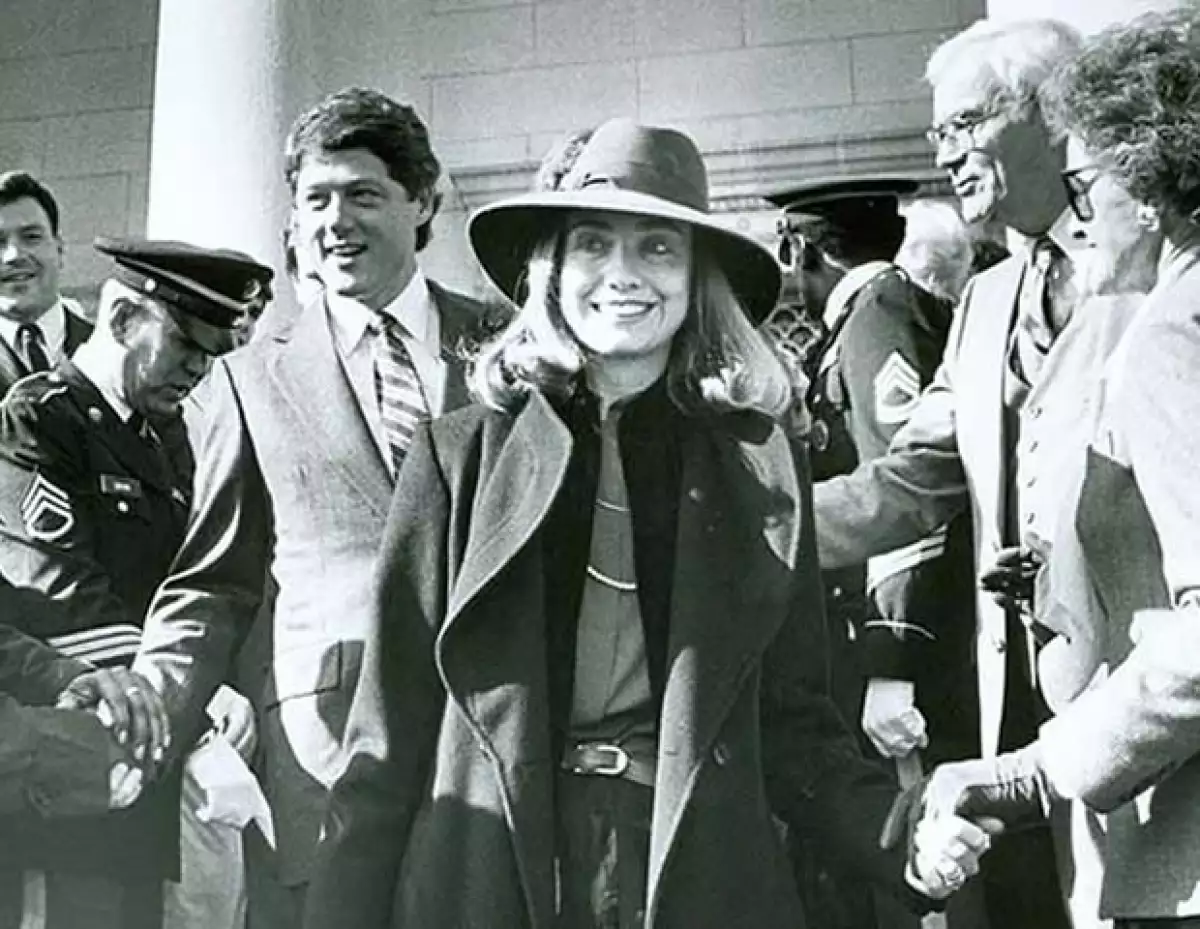 Mientras que la candidata a la presidencia de Estados Unidos confía en el traje sastre para la mayoría de sus eventos, algunas fotos vintage han expuesto su lado más estiloso ¡y estamos obsesionadas!