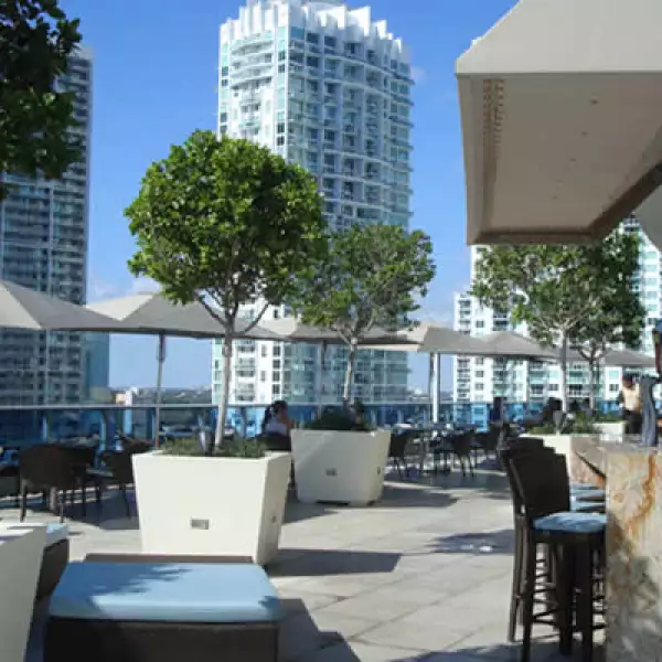 La terraza del restaurante se ubica en el piso 16 y se comunica con las albercas. La ventaja es la hermosa vista que acompañará los alimentos y descansos.