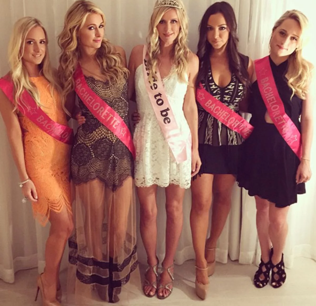 Las hermanas celebraron el futuro enlace entre Nicky y James Rothschild, además de presentar el nuevo sencillo de Paris.