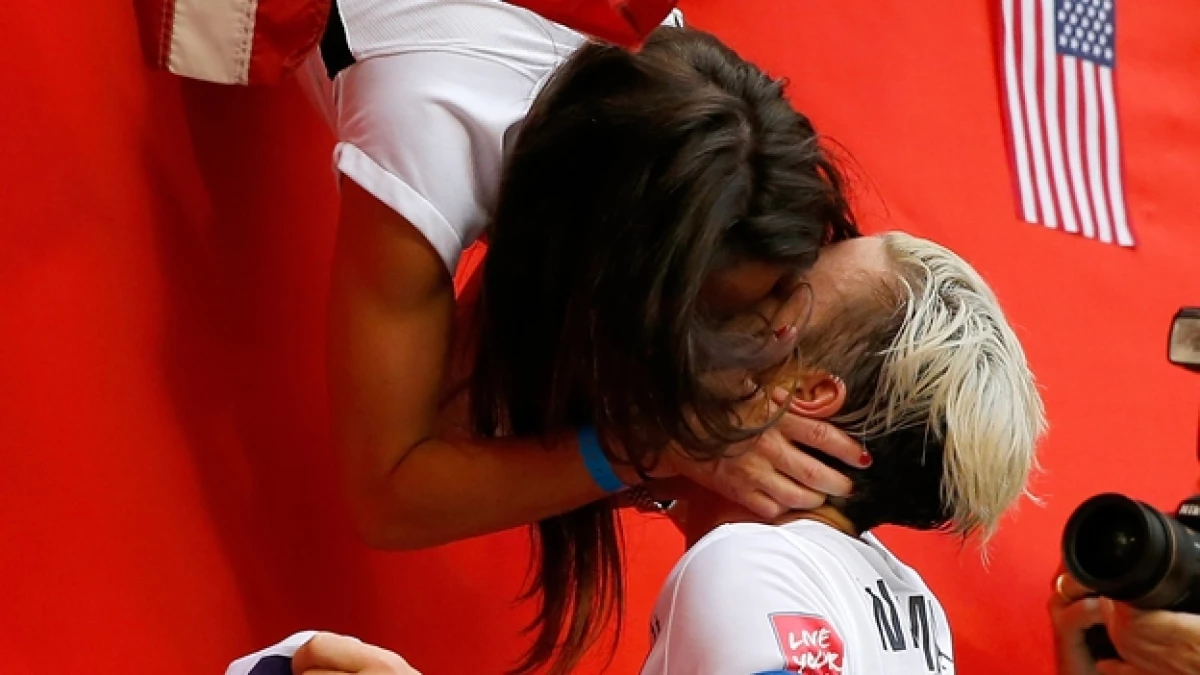 abby wampach sarah huffman beso mundial de futbol femenil eu