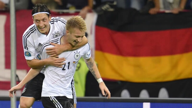 el aleman marco reus celebra su gol
