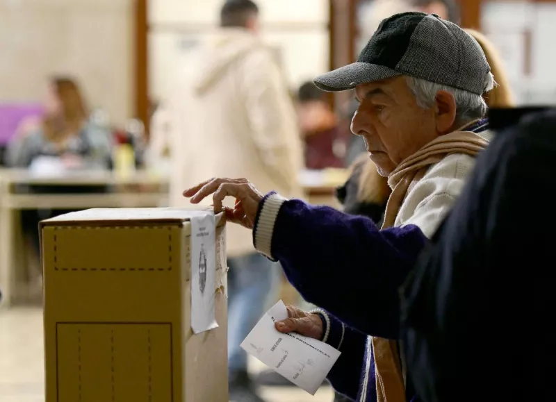 Un hombre emite su voto durante las elecciones legislativas provinciales, en La Plata, provincia de Buenos Aires, el 7 de septiembre de 2025. Los votantes en Buenos Aires participan en las encuestas provinciales que representan la primera prueba importante del apoyo del presidente Javier Milei desde que asumió el cargo en diciembre de 2023 con la promesa de revivir la en dificultades económicas de Argentina recortando el gasto público y la burocracia.