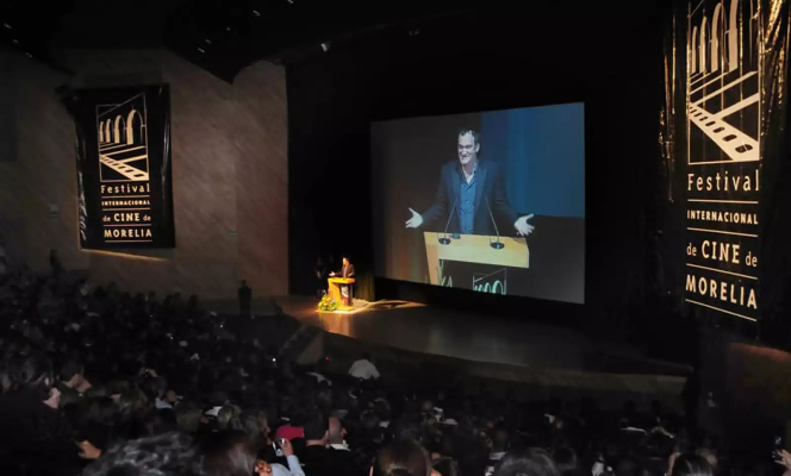La película Bastardos sin Gloria de Quentin Tarantino inauguró la 7ª edición del Festival Internacional de Cine de Morelia (FICM) que se presenta del 3 al 11 de octubre. El director dio una conferencia de prensa y develó una placa.