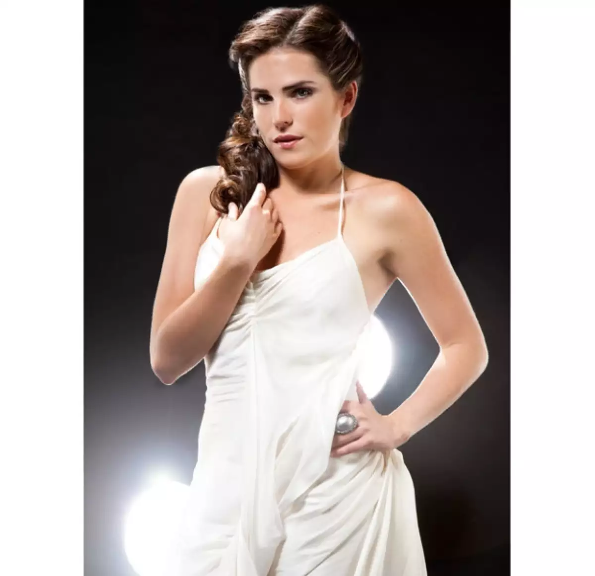 Vestido Trista para Hilo Rojo. Anillo Alexis Bitar para Magistral. (Coordinación de moda María José Guzmán)