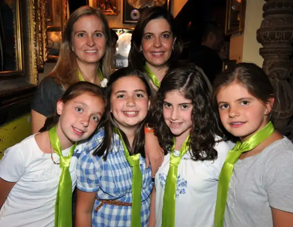 María Teresa Ortiz y Beatriz Oshler acompañaron a las pequeñas Mariana, Lucía, María José y Regina.