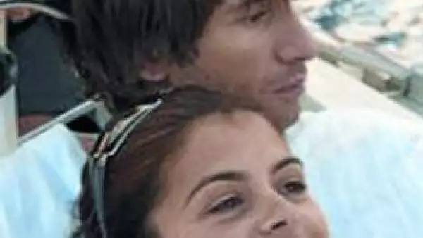 Anna Negra y Javier Álvarez era una pareja de recién casados que pasó su luna de miel en Brasil. Él viajo a Dubai por motivos de trabajo, ella tomó el vuelo que desapareció en el Atlántico.