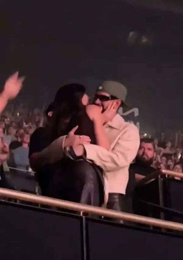 Kendall Jenner y Bad Bunny en el concierto de Drake.