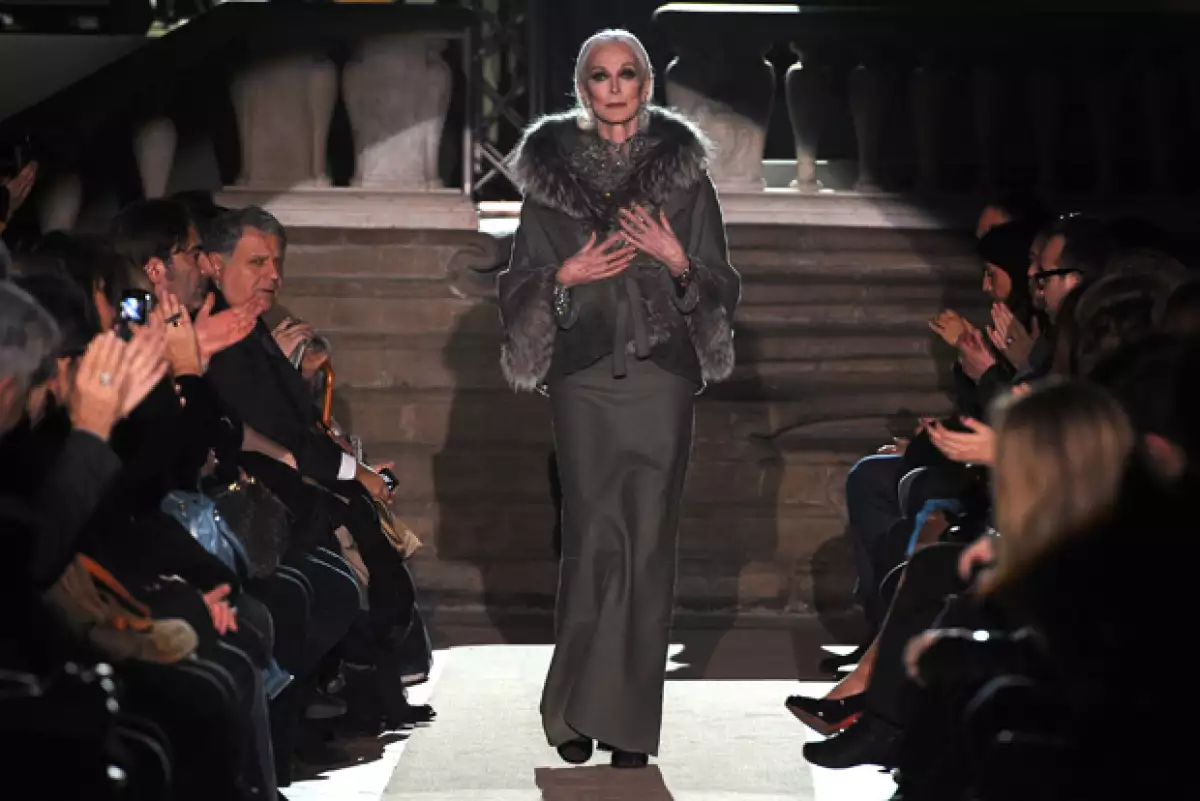 Carmen sigue obteniendo pasarelas importantes como la de Alberta Ferreti en 2011.