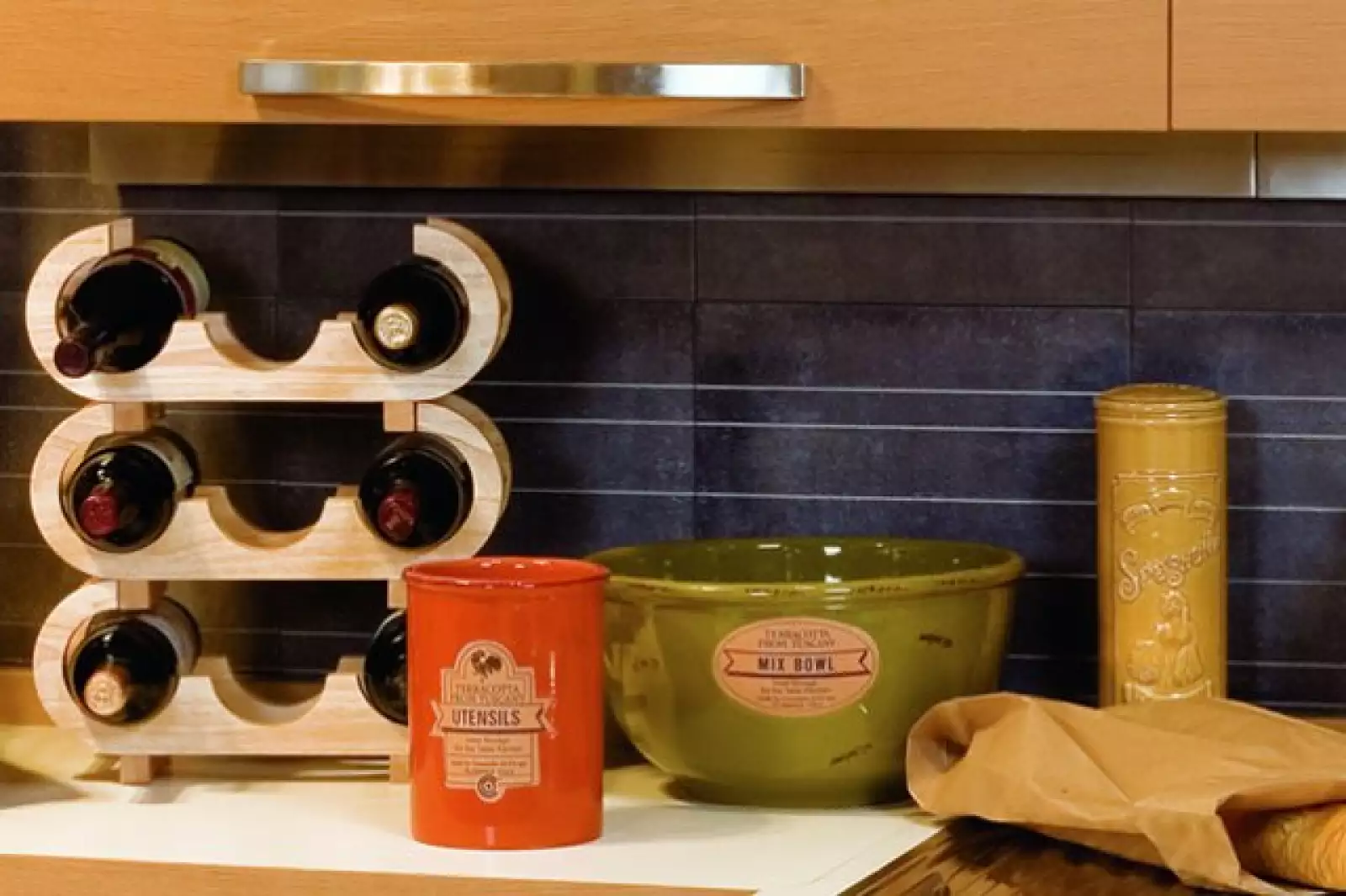 PROVENZAL Portavinos de madera, Professional Gourmet, 3,150 pesos. Frasco y set de 4 bowls, Ceramiche Alfa, 189 y 1,250 pesos. Vaso de cerámica para spaghetti, Ceramiche Alfa, 665 pesos.