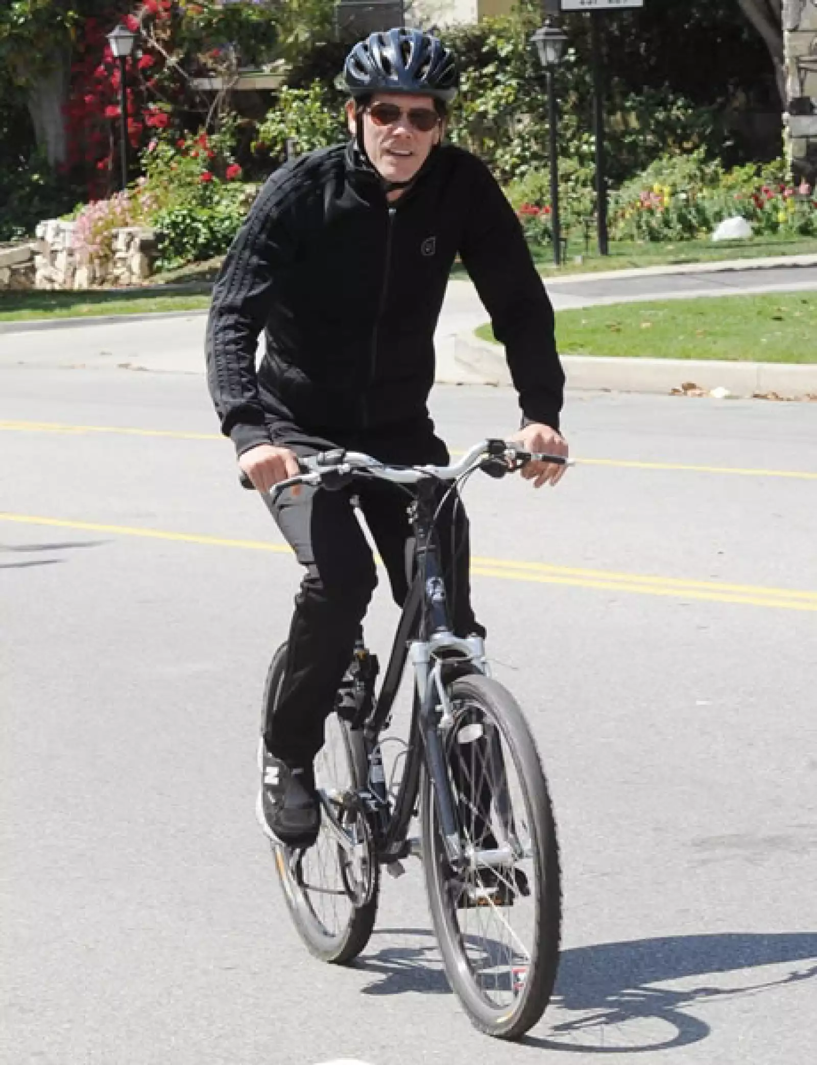 Kevin Bacon se ejercita en las calles de Brentwood, California.
