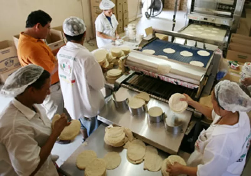 El alza al precio de la tortilla a principios del 2007 tuvo repercusiones sociales importantes en México. (Foto: AP)