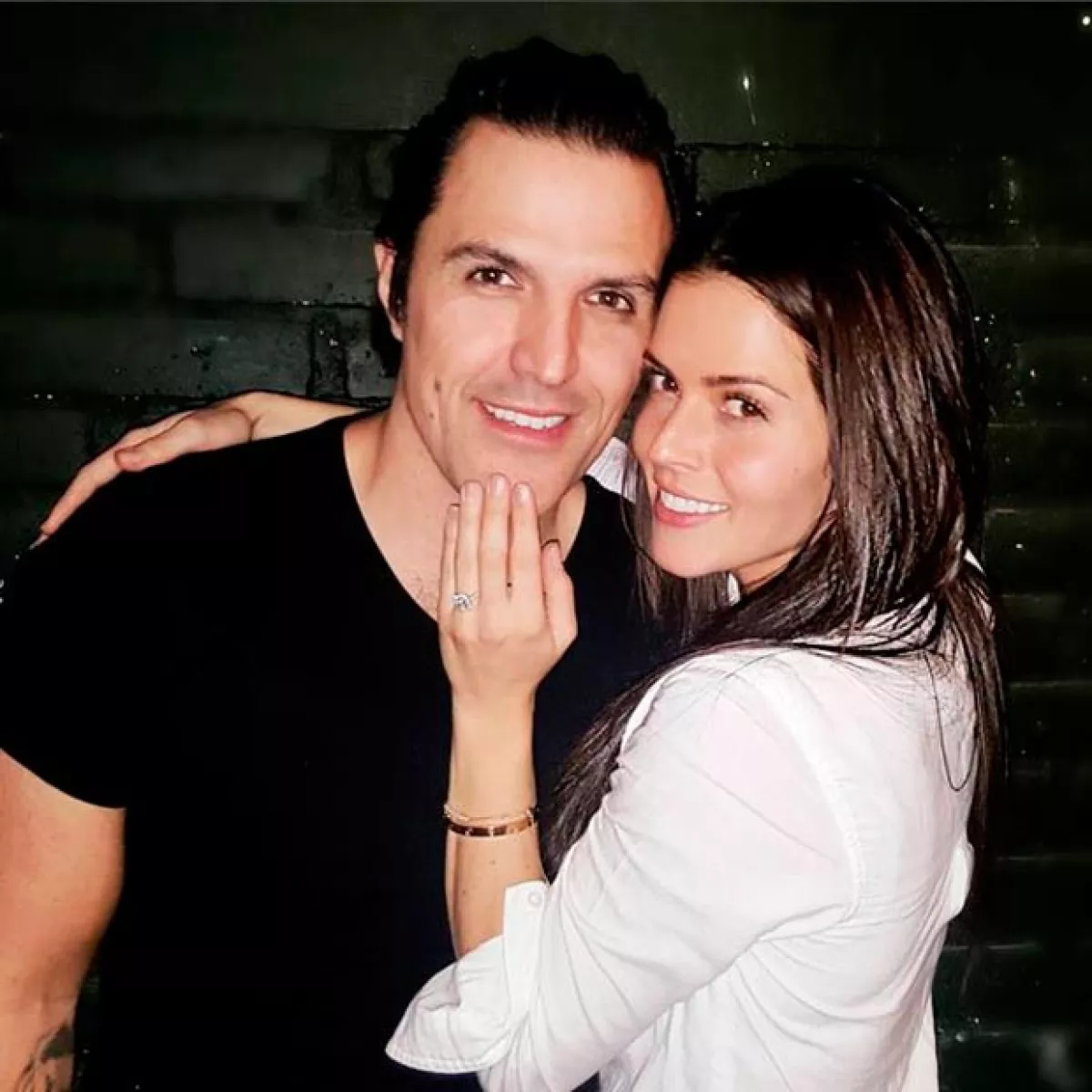 Claudia y Billy en el día de su compromiso.