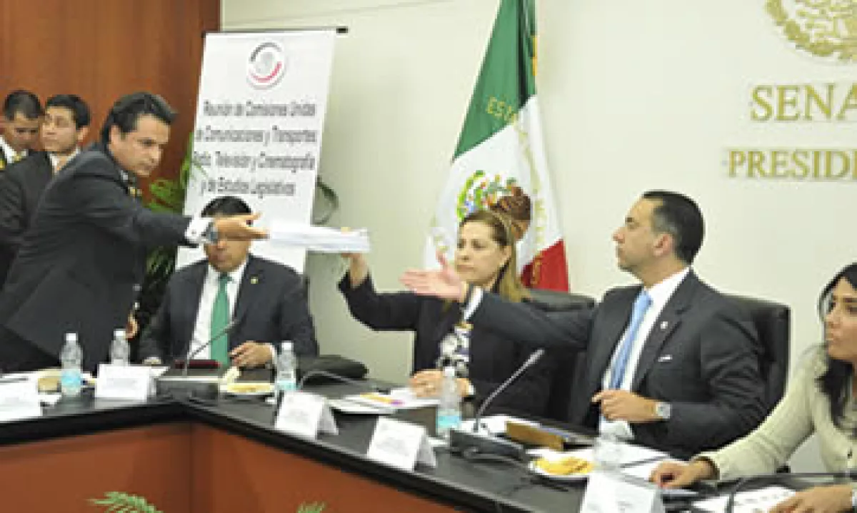 La propuesta presentada por Javier Lozano es un trabajo en secrecía, acusa el panista Armando Ríos Píter. (Foto: Cuartoscuro)