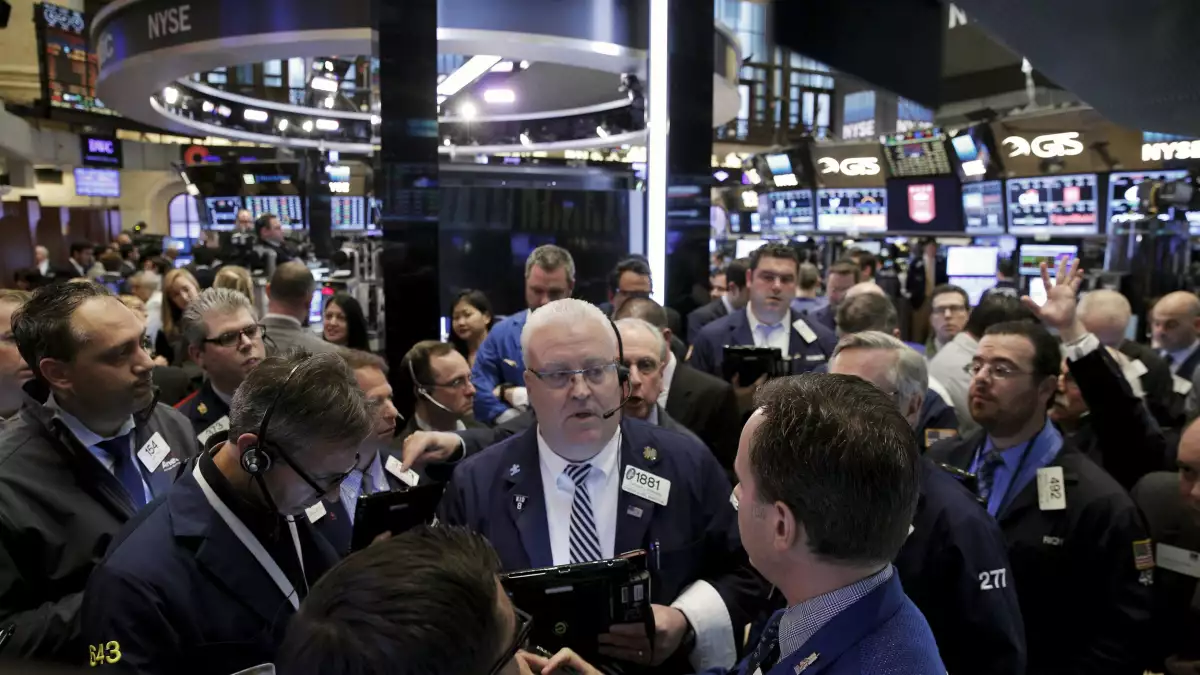 El Dow Jones gana 0.24% a 17,815 unidades.