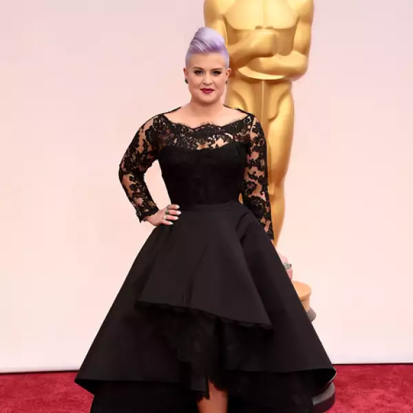 Kelly Osbourne viste un diseño de Rita Vinieris. Aunque siempre trata de resaltar, esta vez no acertó con este vestido negro.