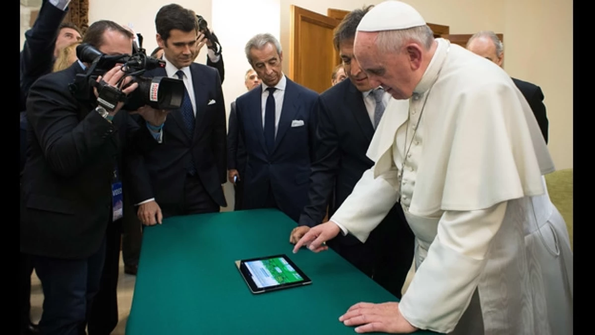 El papa Francisco al momento de 'sembrar' el primer árbol virtual por la paz