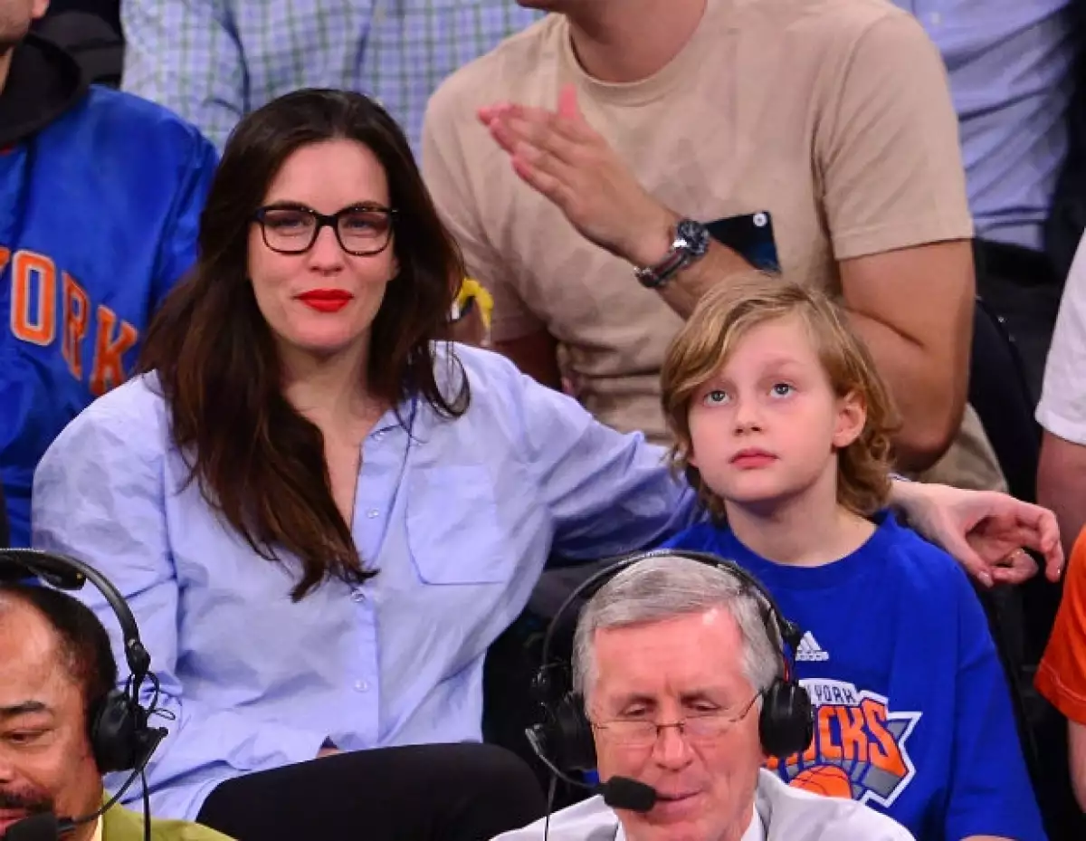 Liv Tyler y su hijo Milo de nueve años en un partido de basquetbol.