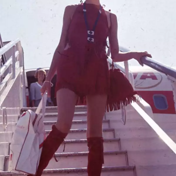 La supermodelo Twiggy llegando a Londres con una pieza de inspiración étnica en 1961.