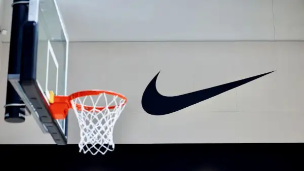 Logo de Nike junto a canasta de básquetbol.