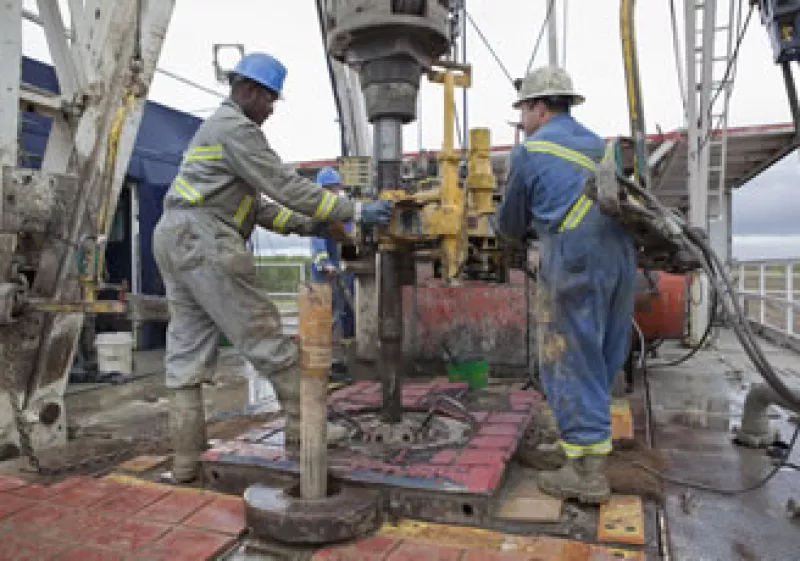 Pemex dijo que tiene considerado perforar 10 pozos evaluatorios, en áreas propensas a contener tanto crudo como gas y condensado. (Foto: Photos to go)