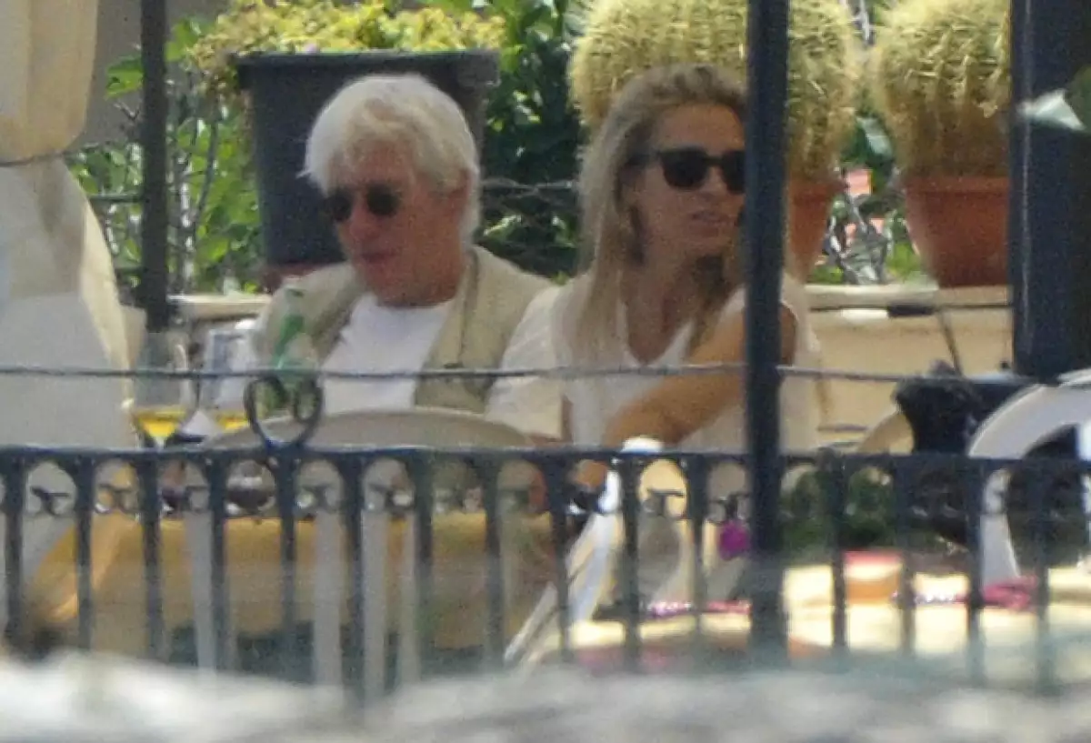 La nueva conquista del protagonista de "Mujer Bonita" ha llamado la atención por tener la mitad de edad que el actor, quien fue captado con ella muy sonriente en la playa.