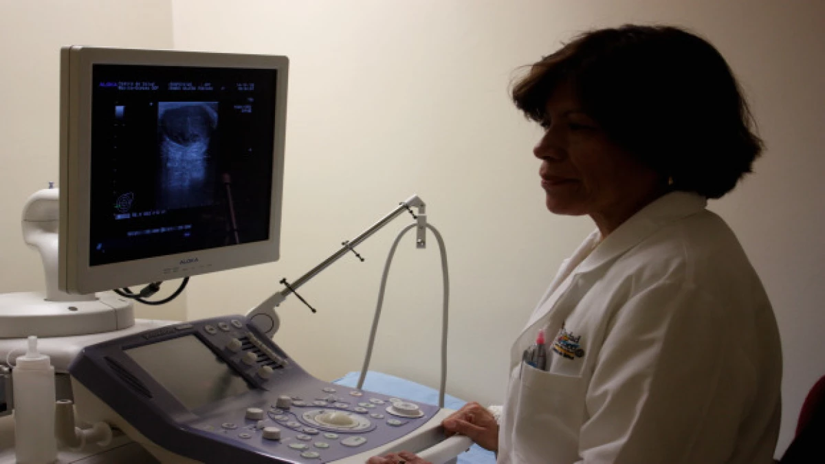 Una doctora revisa un diagnóstico de cáncer de mama.