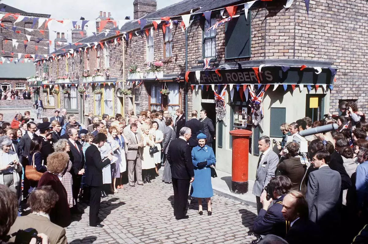 La primera vez que la reina Isabel II visitó el set de esta telenovela fue en 1982.