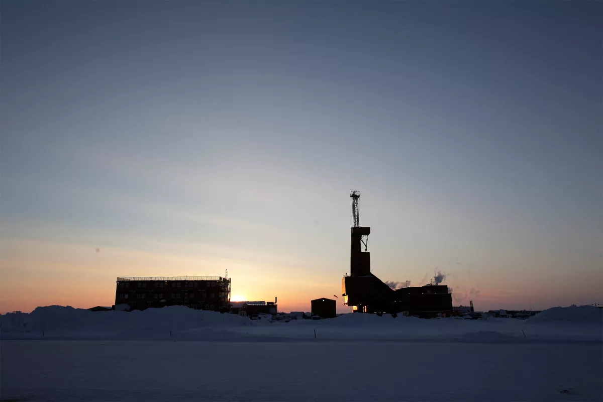 El sol se pone detrás de una plataforma de perforación de petróleo en Prudhoe Bay, Alaska, el 17 de marzo de 2011.