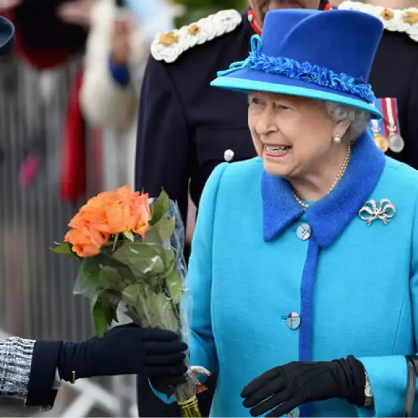 La abuela de Guillermo y Harry recibió flores de la gente que atendió al evento.
