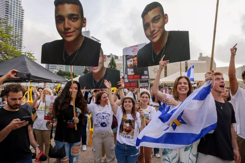 Los israelíes celebran la liberación de Edan Alexander, un cautivo israelí-estadounidense en la Franja de Gaza desde octubre de 2023, en la Plaza de los Rehenes de Tel Aviv el 12 de mayo de 2025. El grupo militante palestino Hamas anunció el 11 de mayo de 2025 que liberaría a Alejandro como parte de las conversaciones con los Estados Unidos hacia un alto el fuego.