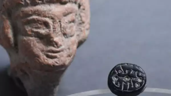 El sello (derecha) era de una mujer que podía dirigir negocios y poseer propiedades, algo inusual en la época, de acuerdo con expertos. (Foto: Israel Antiquities Authority )