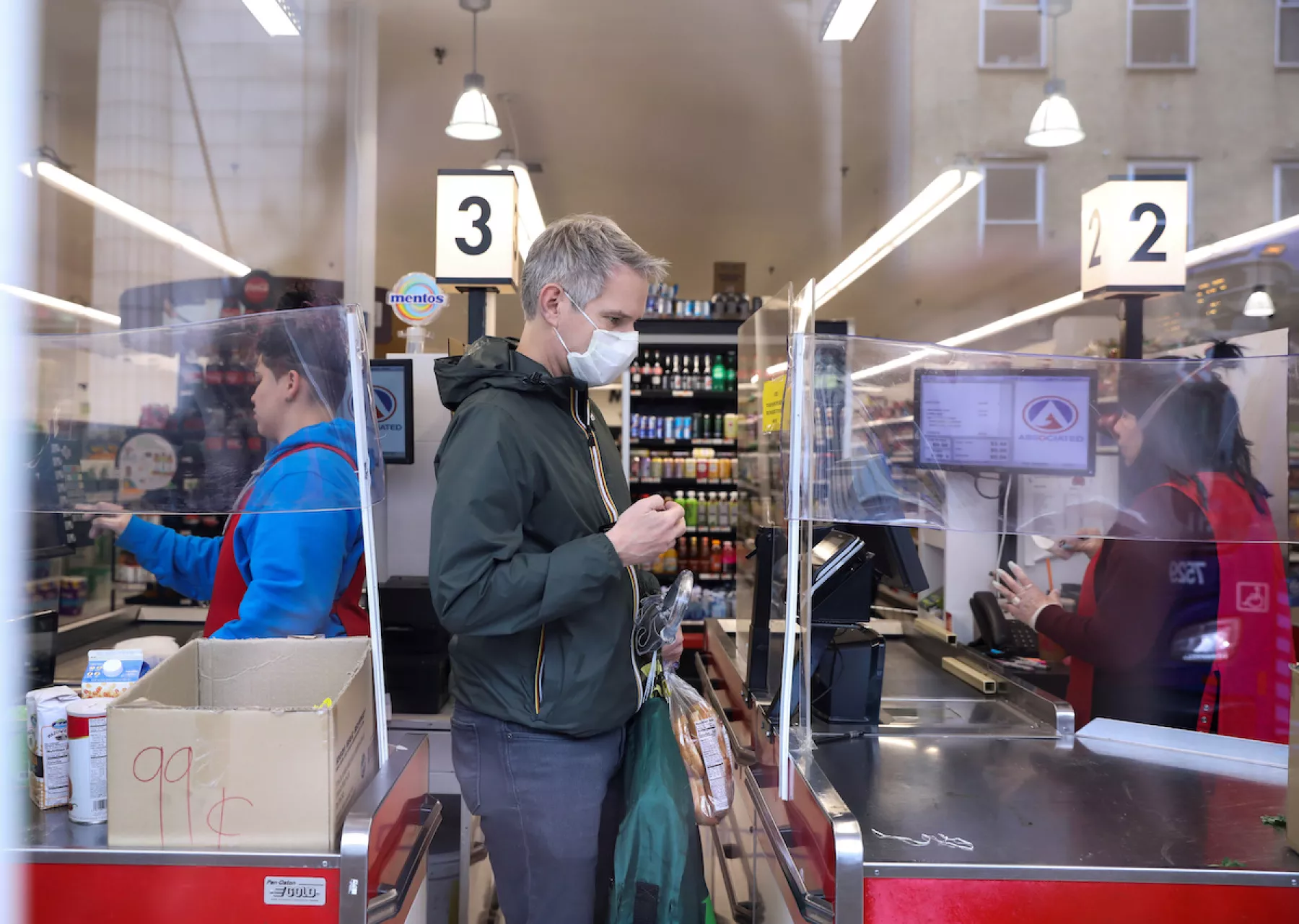 La inflación en EU marca récord de 30 años y lastra la confianza del consumidor