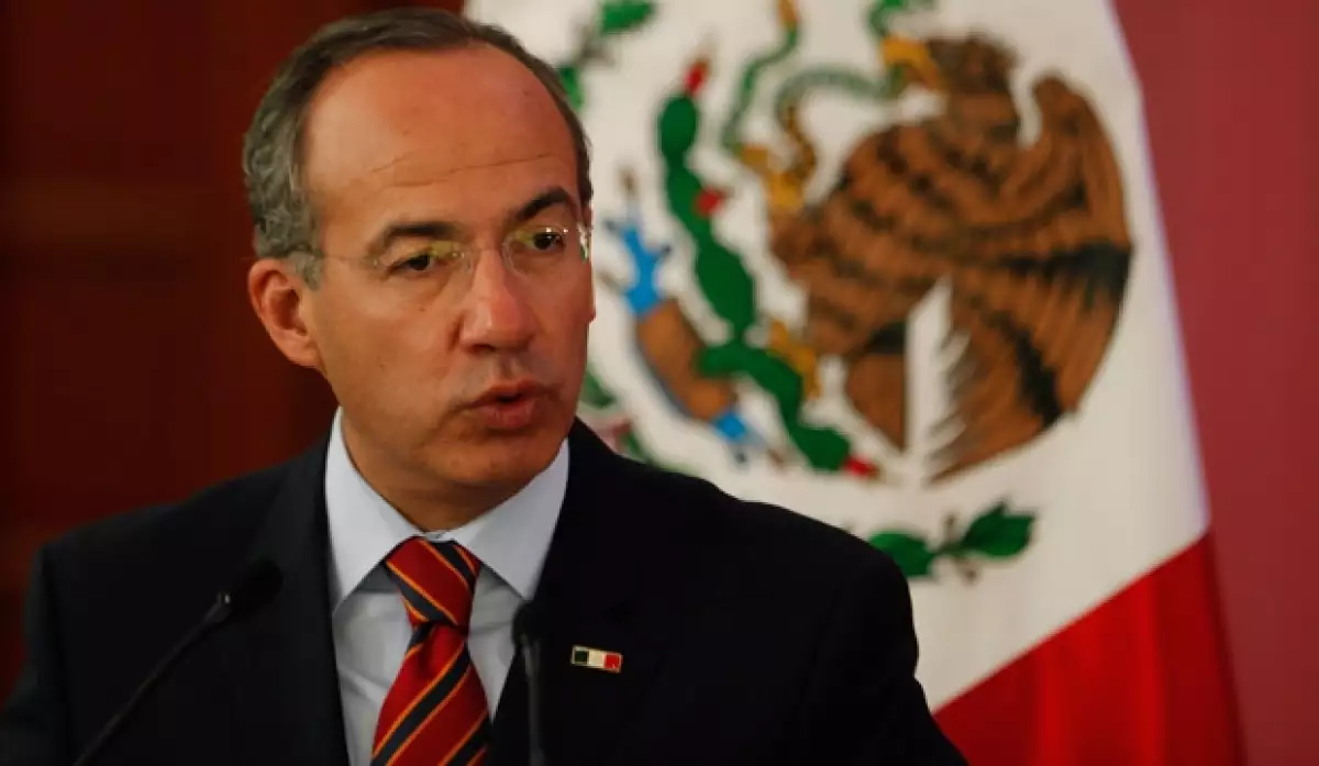 Durante su encuentro, el presidente de México y el cantante español hablaron de la lucha contra el narcotráfico, comieron y cantaron.