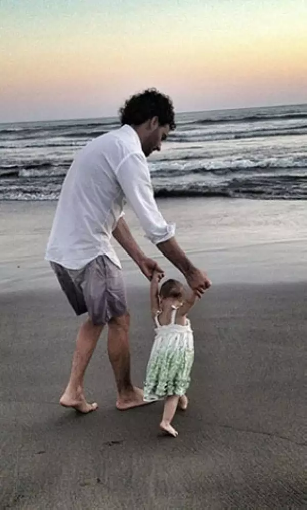 Erick Elías y la pequeña Penélope.