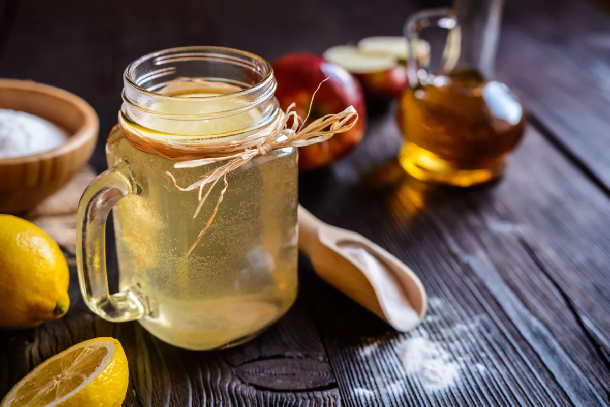 Agua y vinagre de manzana en ayunas
