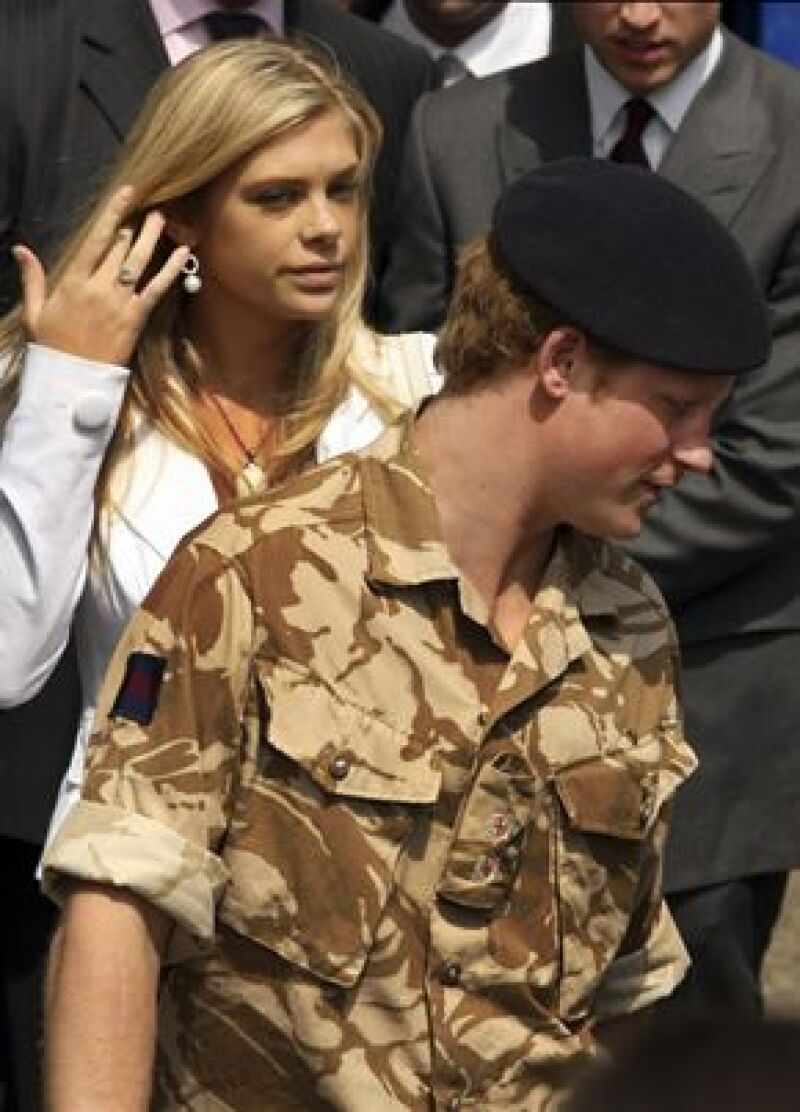 Los medios aseguran que el motivo fue que él le daba más importancia a su carrera militar que a la relación de cinco años con Chelsy Davy. Al parecer esta vez la separación es definitiva.
