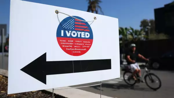 Un ciclista pasa por un cartel de I Voted afuera en un centro de votación durante la votación anticipada en persona para las elecciones especiales de la Proposición 50 de California en Los Ángeles, California, el 27 de octubre de 2025.
