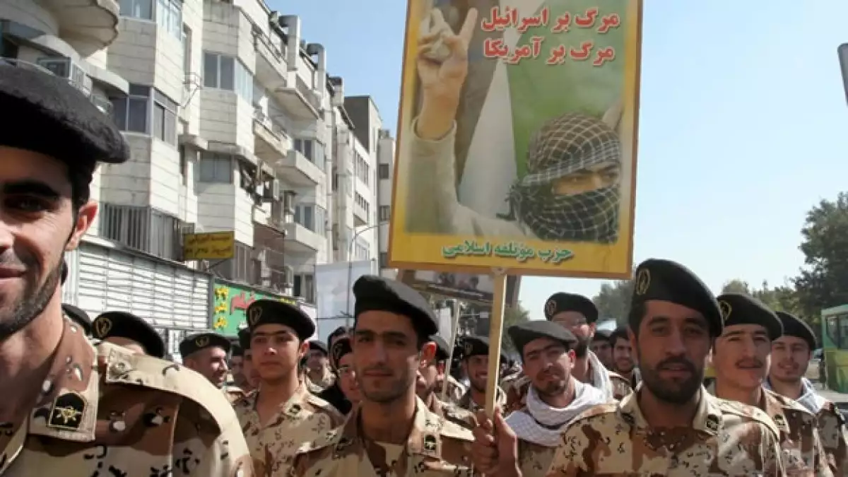 Miembros del ejército iraní marchan