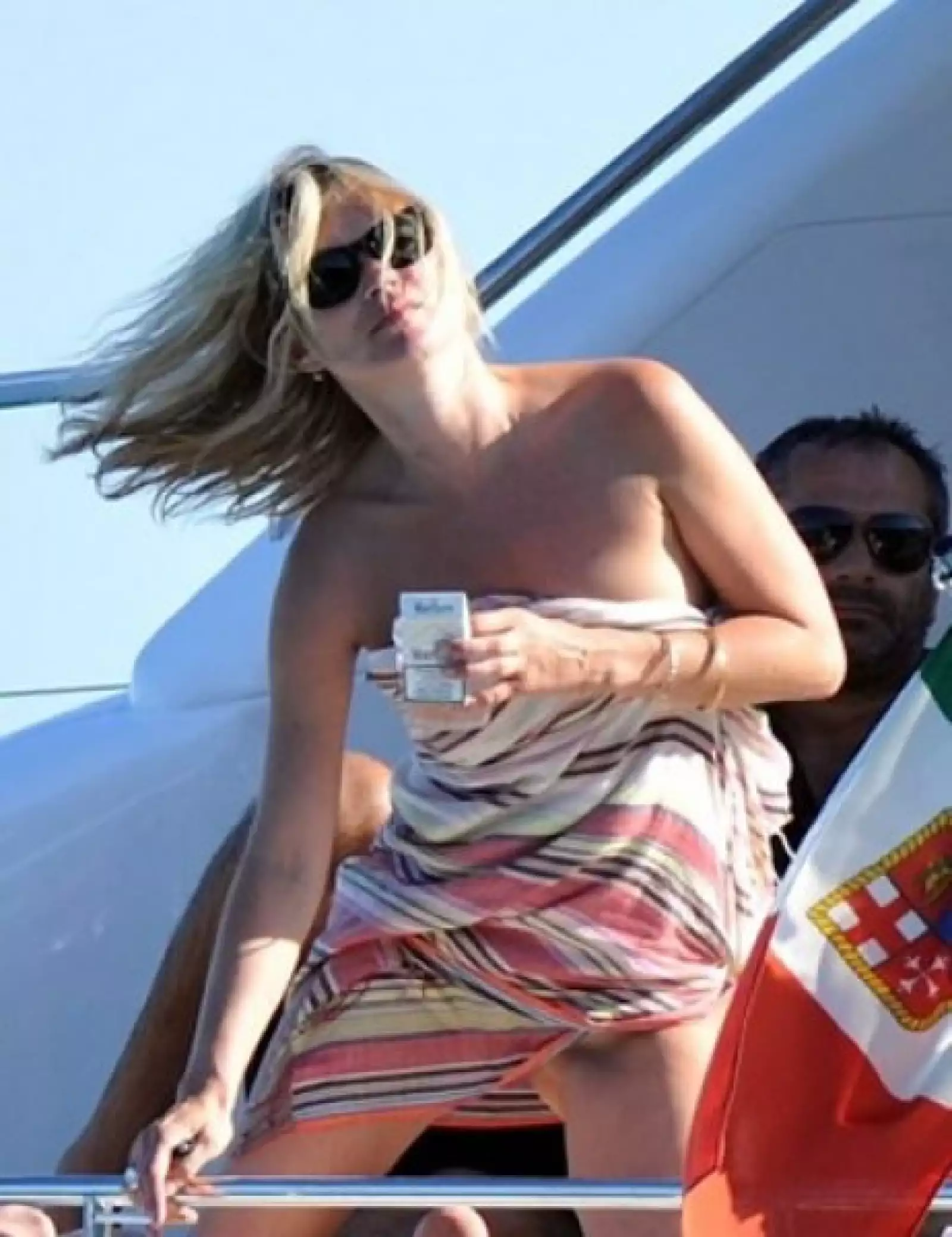 Kate no soltó sus Marlboro Light y bebió vino blanco durante el soleado día.