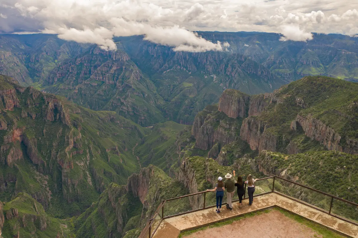 Personas observando la barranca de la Sinforosa en Guachochi