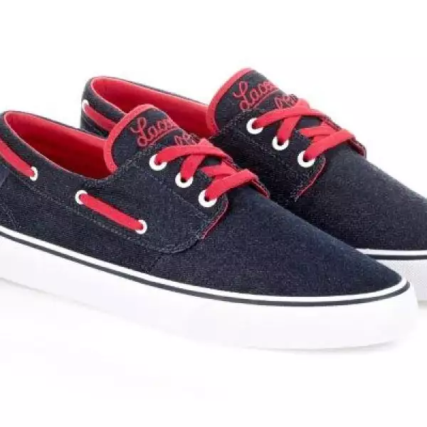 Hay tres polos, dos camisetas, dos chamarras (una de equipo universitario), un suéter de cuello redondo, un bolso y zapatos deportivos.