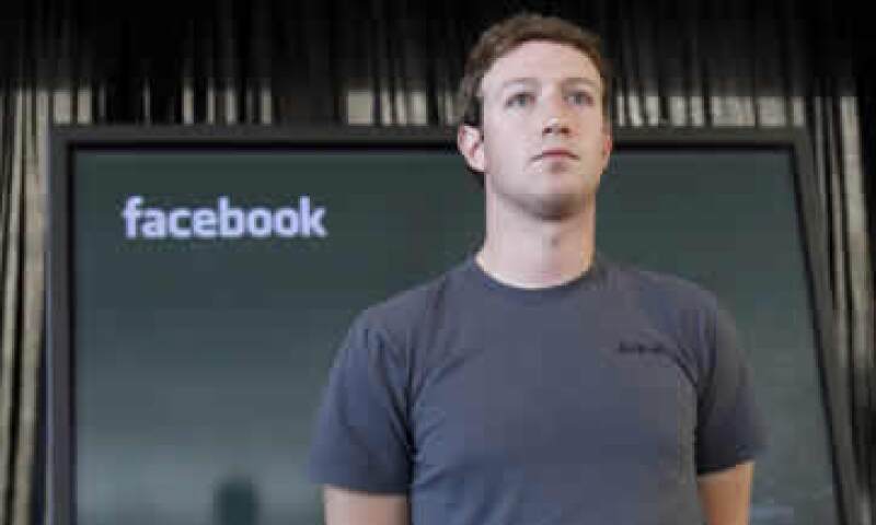 Zuckerberg ganó 653,165 dólares el año pasado, según documentos regulatorios. (Foto: Reuters)