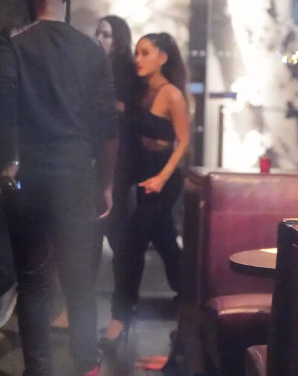 Para la ocasión, Ariana eligió un sexy jumpsuit de transparencias en color negro.