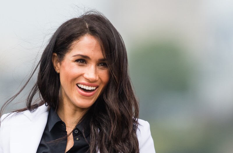 Meghan Markle acaricia su baby bump