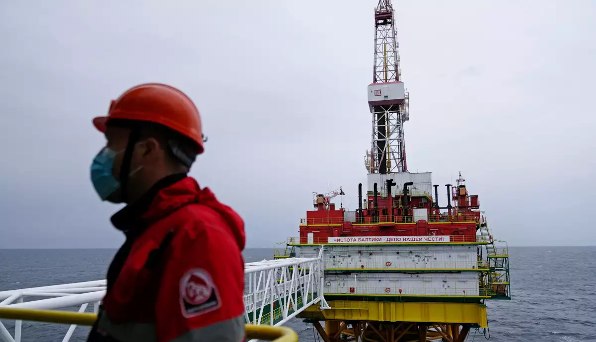 (Un empleado es visto en una plataforma petrolera operada por la compañía Lukoil en el campo petrolífero Kravtsovskoye en el Mar Báltico)