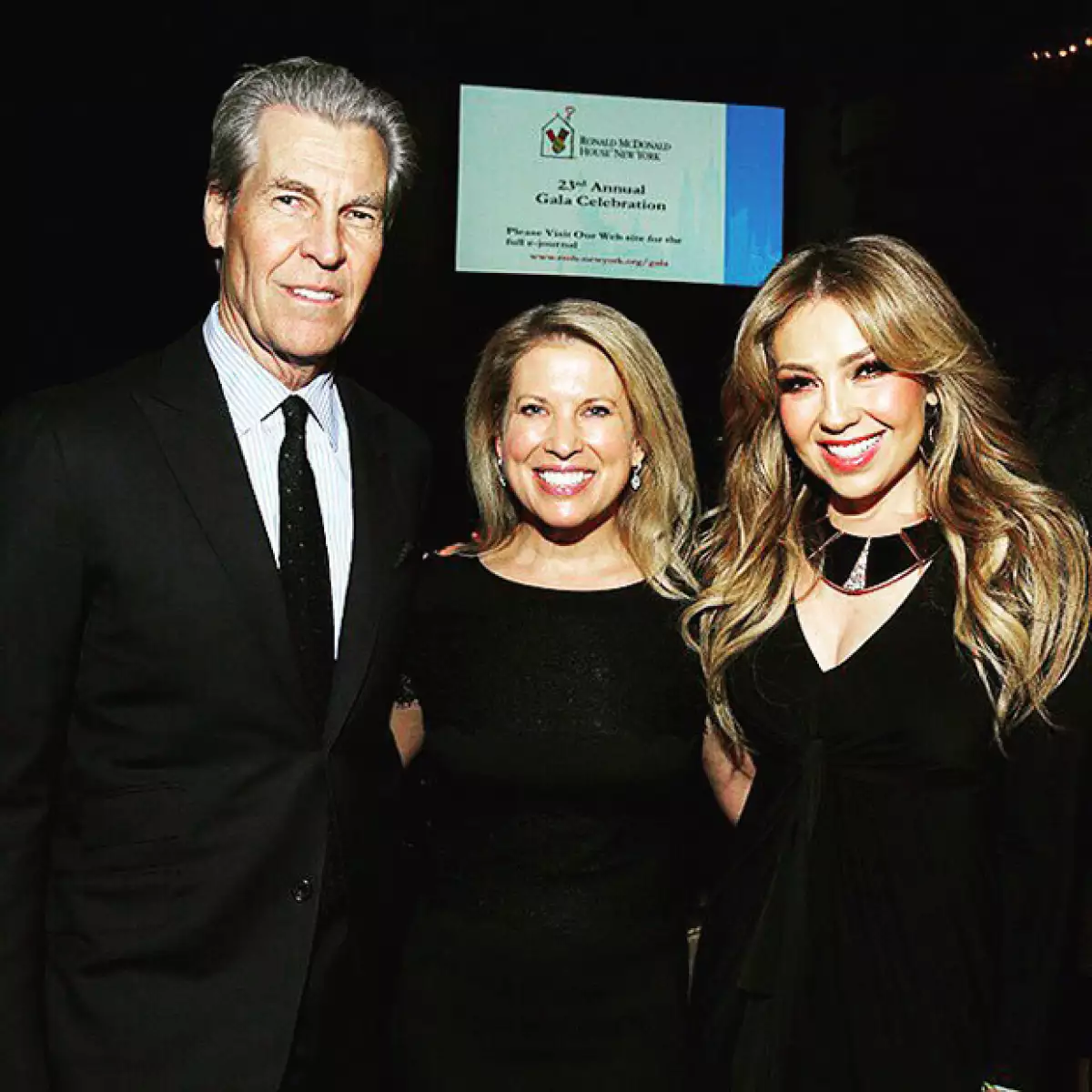 Thalía junto a algunos de los anfitriones del evento benéfico derivado de la famosa cadena de comida rápida.