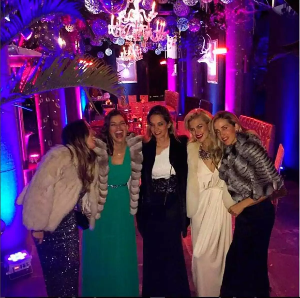 Bárbara lució muy guapa con un vestido color esmeralda.