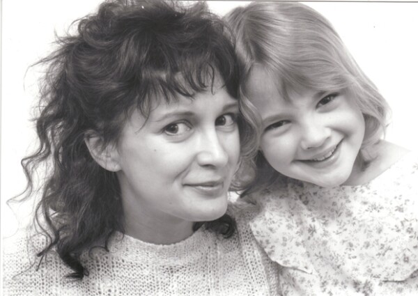 La actriz se emancipó de su madre Jaid Barrymore a los 13 años alegando que ella era una mala influencia en su vida.