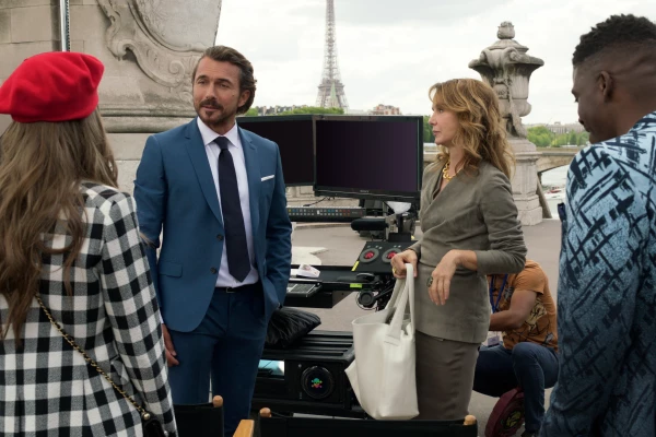 EMILYINPARIS_Season1_Episode3_00_06_53_18R.jpg